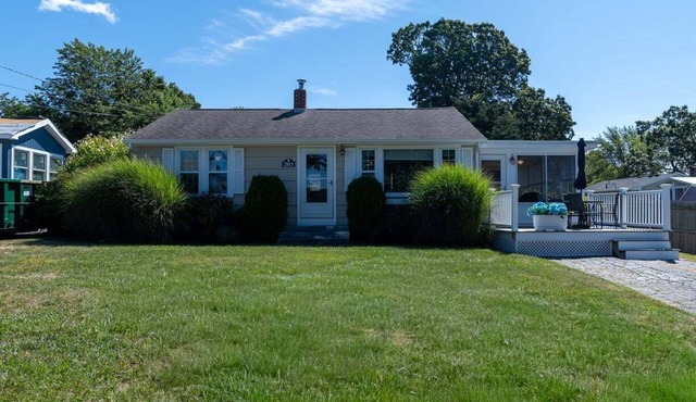 Charming Harbour Island Cottage with Water Views, Sun Porch & Sunset Deck