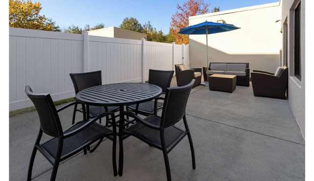 ​Charming Harrisburg hotel: 2 Queen beds in a room- AC, laundry, fitness center.