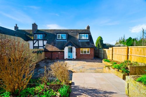 Charming Harvington Cottage - Hot Tub, Pet Friendly, Sleeps 11