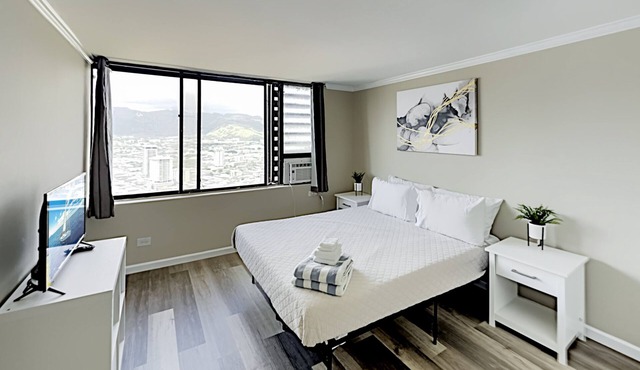 Charming Hawaiian Monarch Studio | Pool + Gym