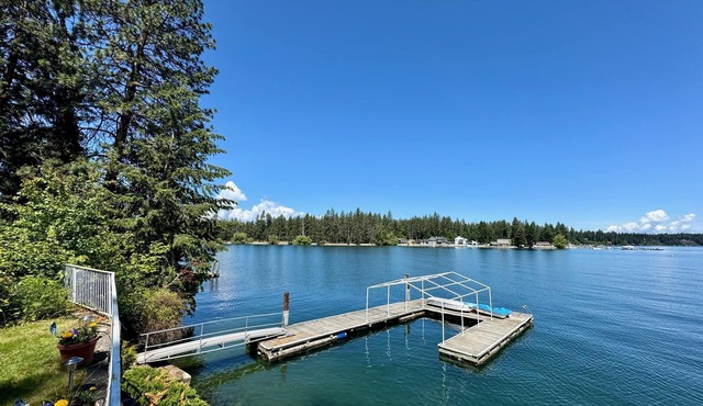Charming Hayden Lakefront near Honeysuckle Beach and minutes to town