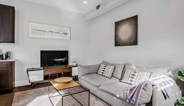 Charming HBG Haven: Cozy 1BR Apt