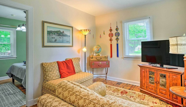 Charming Henrico Cottage w/ Yard + Fire Pit!