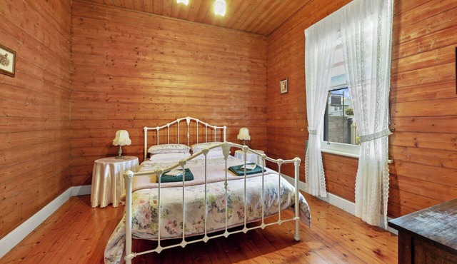 Charming Heritage cottage, pet-friendly, walk to beach and coastal attractions