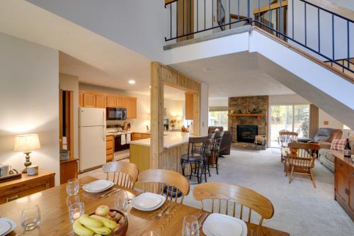 Charming Hidden Valley Resort Home Walk to Slopes