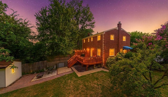 Charming Hideaway 19 min to DC huge Backyard/Grill