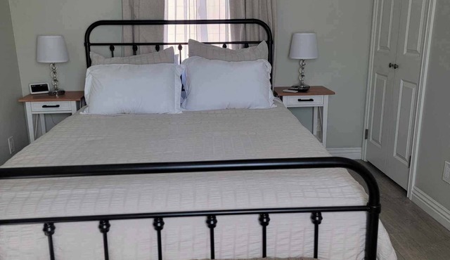 Charming Hideaway Guesthouse-full amenities, private patio, conveniently located