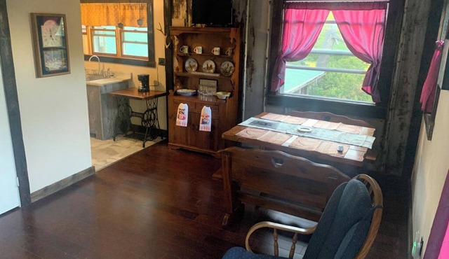 Charming Hideaway suite in the heart of the PA Grand Canyon with AC, WiFi