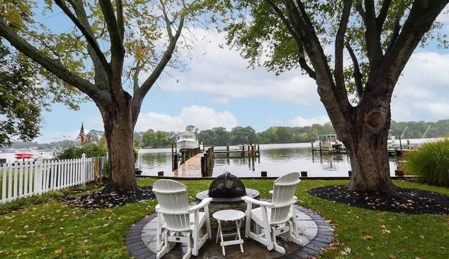 Charming Hideaway By The Water