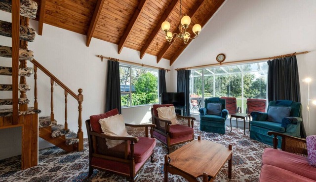 Charming Hideaway with wifi, short walk to 2 Mile Bay Sailing Club and lakefront, retro style decor