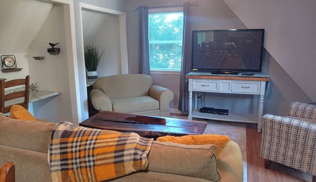 Charming Highlands Carriage House 2 beds/2bath nNO POOL