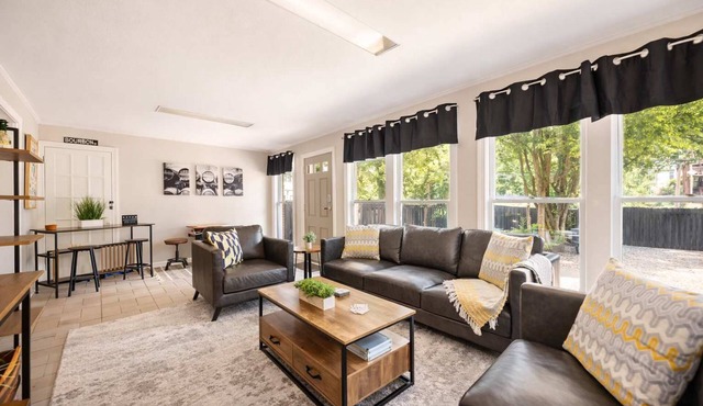 Charming Highlands stay near restaurants and bars!
