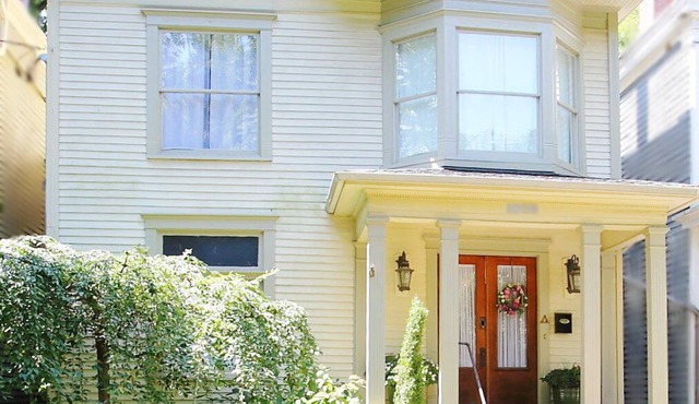Charming Highlands Victorian w/Pool-Quiet Street Just 2 Blocks from the Strip!
