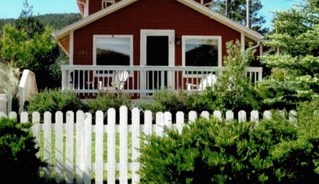 Charming Hilltop Cottage Near Downtown Estes with Views A/C WIFI and Parking!