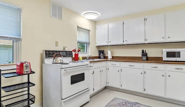 Charming Hilltop Haven!