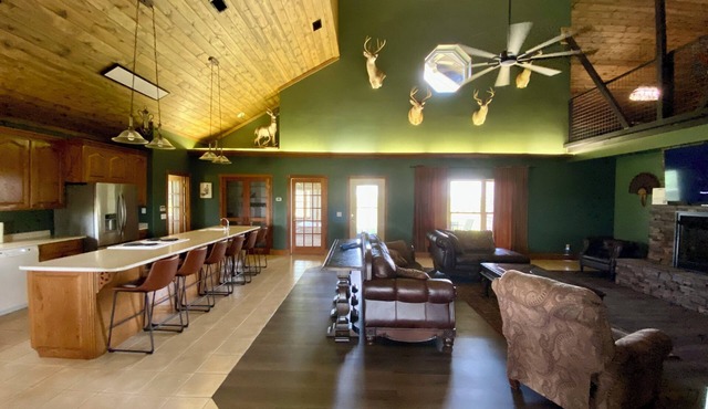 Charming Hilltop Hideaway Lodge in Blossom TX-4 bedroom- Sleeps up to 25