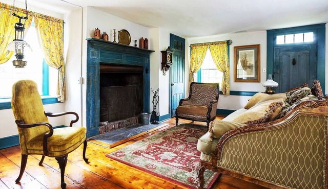Charming Historic Farmhouse Minutes to Frenchtown!