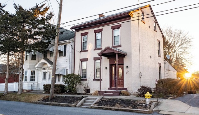Charming, historic 3-bedroom house in quaint Fredericksburg with AC, WiFi