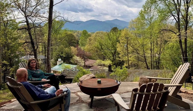 Charming Historic 1915 home fireplace, grill, & firepit near lake walking trail.