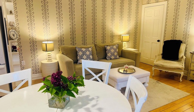 Charming historic 2-bedroom coachhouse in Kingston