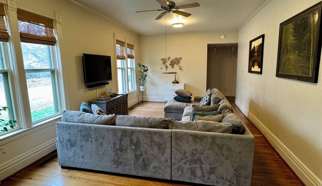 Charming historic 2-bedroom South Side Hamilton home, 5-minute walk to downtown