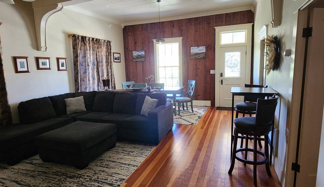 Charming historic 2-bedroom house in Angels Camp with amazing views!