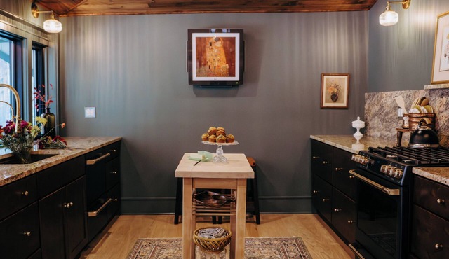 Charming & Historic 3-bedroom house in sleepy Gibson with Wifi, AC & hot tub