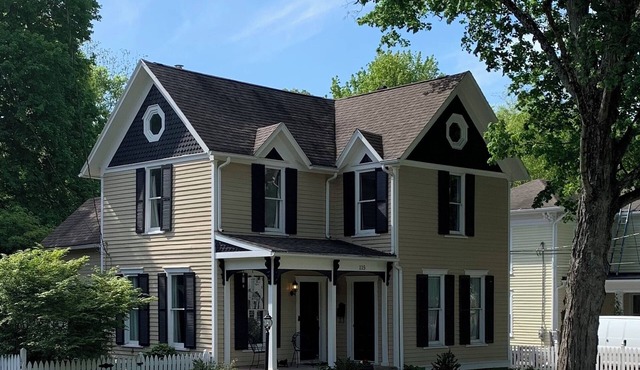 Charming Historic 4-bedroom House in Downtown Granville with AC and WiFi