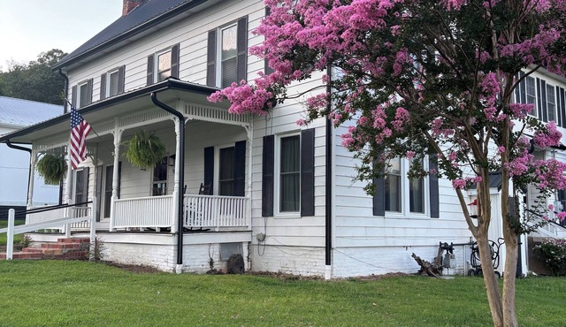 Charming, historic, 4-bedroom lake house w/Hot tub just steps away from lake!