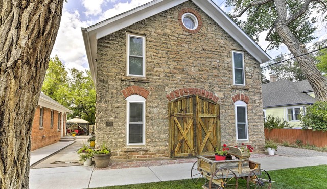 Charming Historic Condo - Walk to Downtown & UW