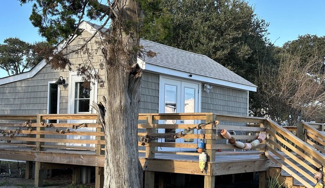 Charming historic cottage with private waterfront on Core Sound.