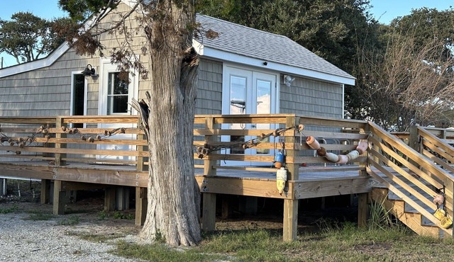 Charming Historic Cottage with Private Waterfront on Core Sound -Pet Friendly