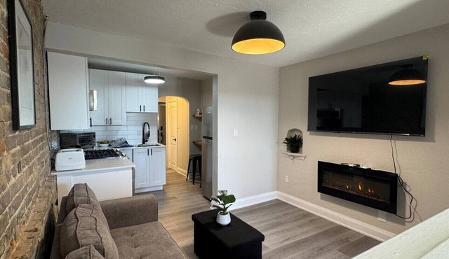 Charming Historic Downtown Apartment 1-BD Retreat