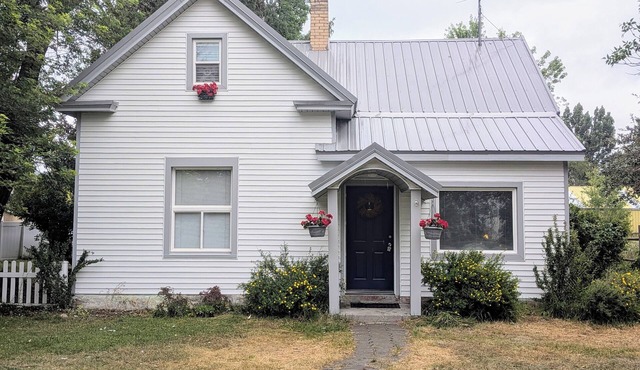 Charming Historic Farmhouse centrally located to Yellowstone Entrances