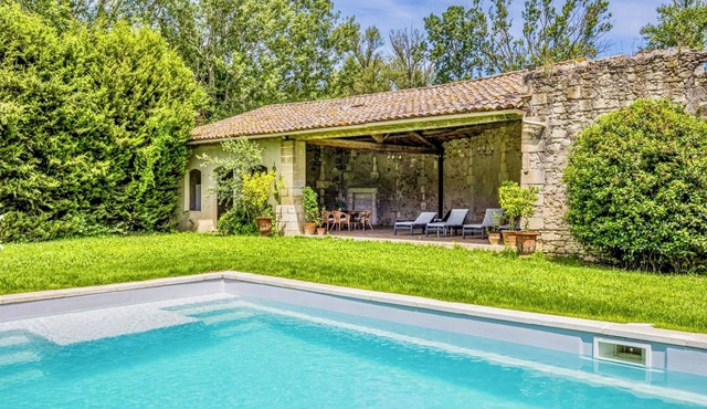 Charming historic guest house & pool in heart of Provence. Arles-St-Rémy-Avignon
