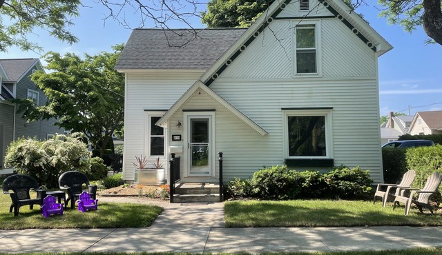 Charming Historic Home/Walk to Everything/1 Block Away/Private Driveway