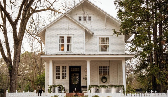 Charming Historic Home in Downtown Fitzgerald - Fast WiFi, Comfortable Stay