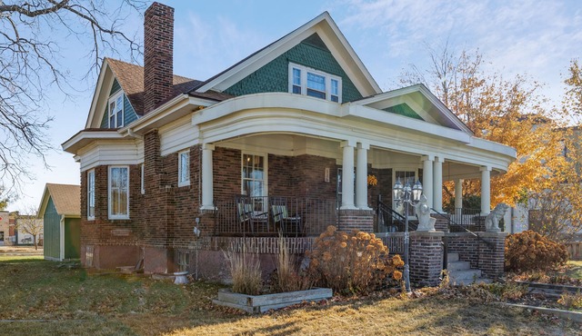 Charming Historic Home. Large 5 bed 2 bath- close to everything