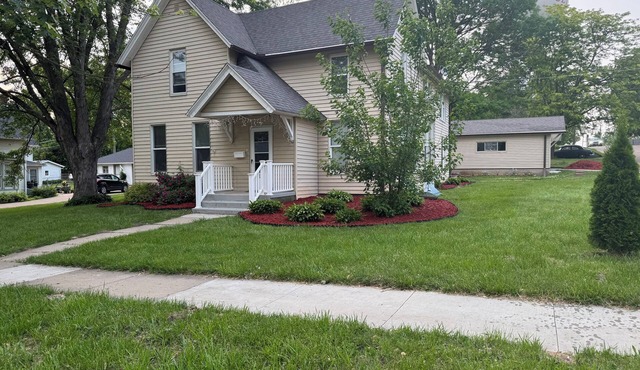 Charming Historic Home with 2 Queen Beds & Backyard in Fulton, IL