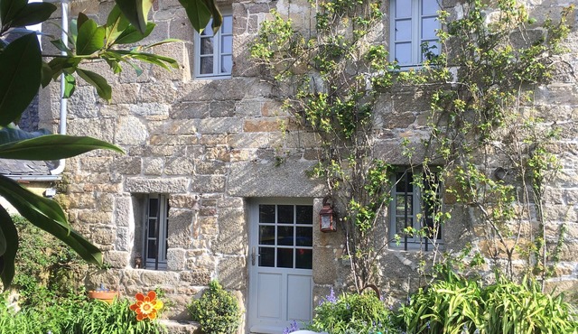 Charming historic house built in 1687, walking distance to port and small beach