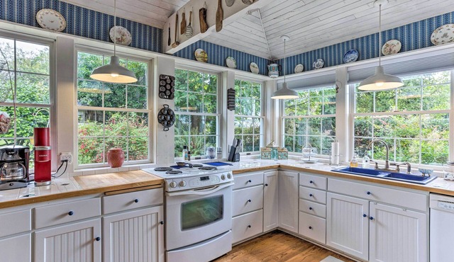 Charming Historic Retreat Near Poverty Bay!