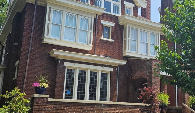 Charming Historic Retreat in the heart of Old Town East - Walk to Downtown.