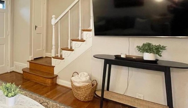 Charming Historic Rowhome - 1 block to Metro and Shops + Free Parking!