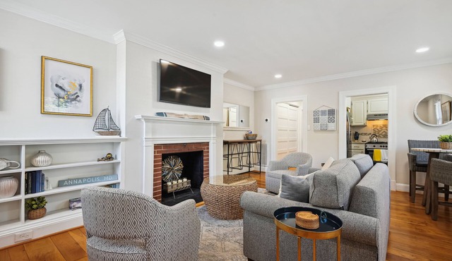 Charming Historic Townhouse Steps From USNA