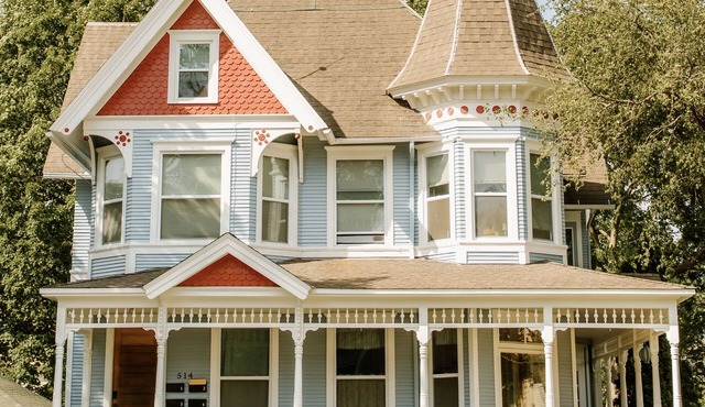 Charming, Historic Upper Walk to Downtown, Shops + Festivals