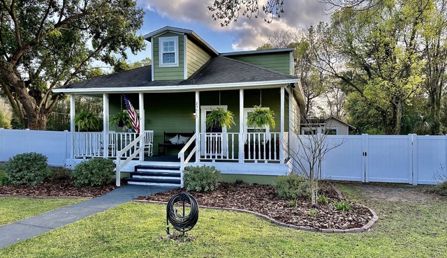 Charming, historic cottage walking distance to downtown High Springs