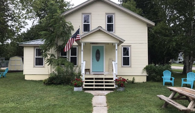 Charming Historic Mackinaw City Cottage