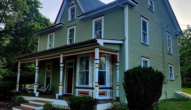 Charming Historic Victorian 4 bedroom guesthouse in Rohrersville with WiFi, AC