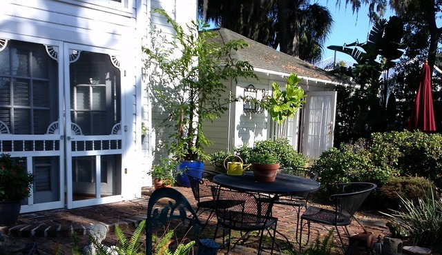 Charming, Historic Carriage House Old Florida setting on Tampa Bay
