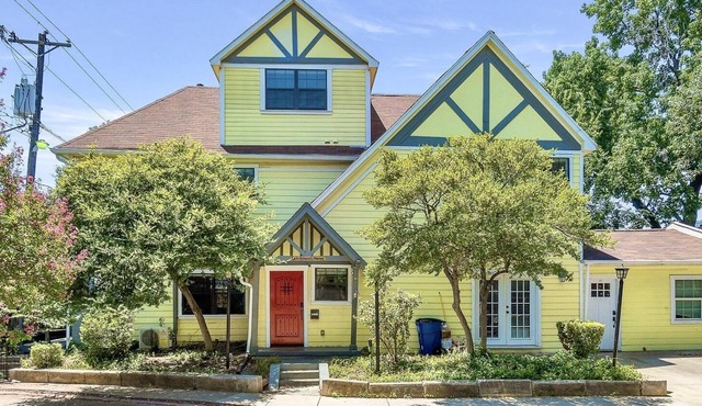Charming Historic Yellow House in Gated Community - Perfect Dallas Getaway